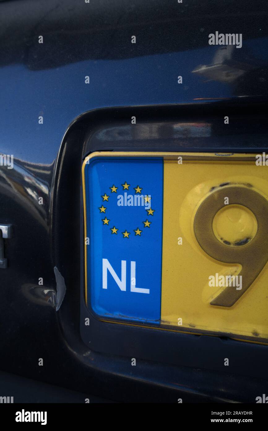 Détail d'une plaque d'immatriculation pour les voitures immatriculées en Europe et dans laquelle la zone euro est étoilée et les initiales du pays où la voiture est immatriculée ap Banque D'Images