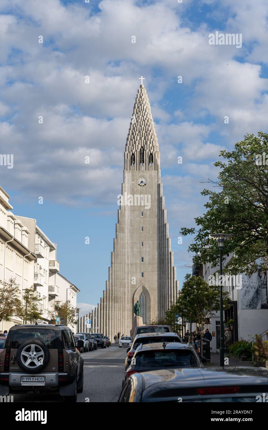 Reykjavik, Islande - 06.21.2023 : vue de la rue Skolavordustigur à l'église Hallgrimskirkja à Reykjavik Banque D'Images