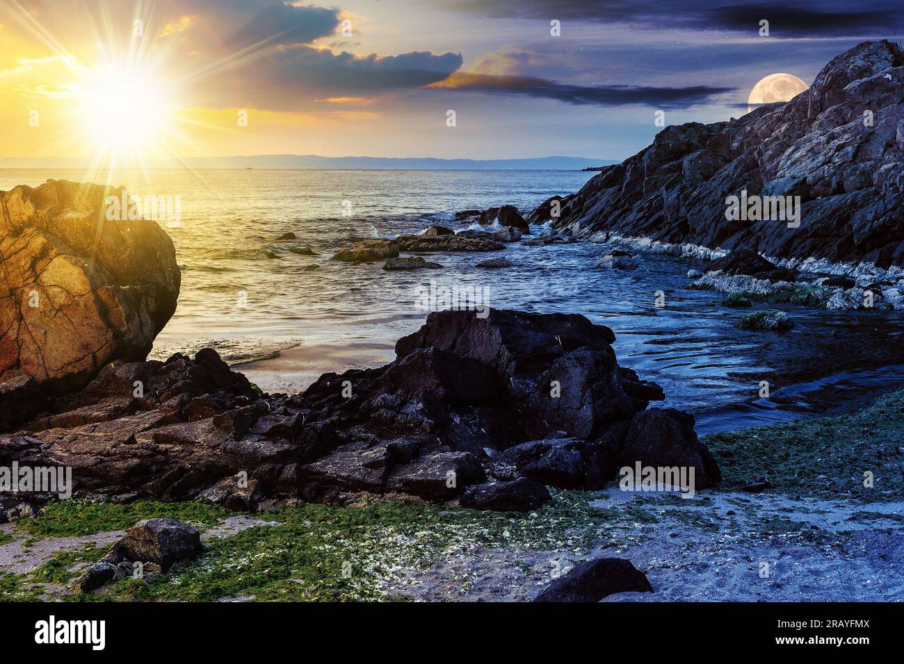 concept de changement de jour et de nuit. nombre de pierres et de roches sur la côte sablonneuse de la mer avec soleil et lune au crépuscule. algues se trouvent sur le sable fait ​​by t Banque D'Images