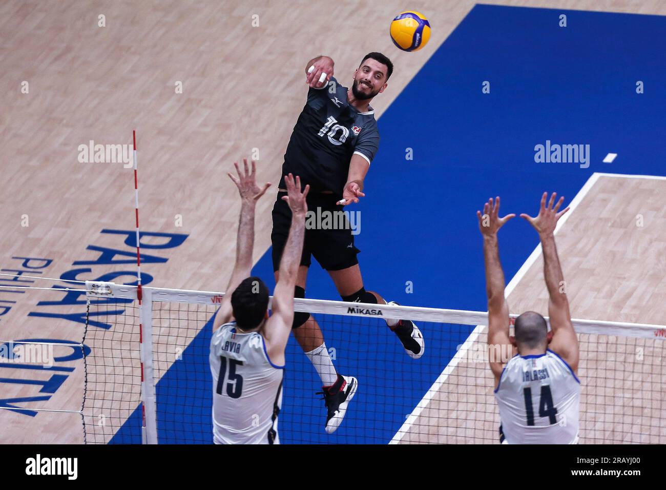 PASAY CITY, 6 juillet 2023 (Xinhua) -- Ryan Joseph Sclater (en haut) du Canada lance le ballon lors du match de la poule 6 entre le Canada et l'Italie à la Ligue des nations de volleyball masculin à Pasay City, aux Philippines, le 6 juillet 2023. (Xinhua/Rouelle Umali) Banque D'Images