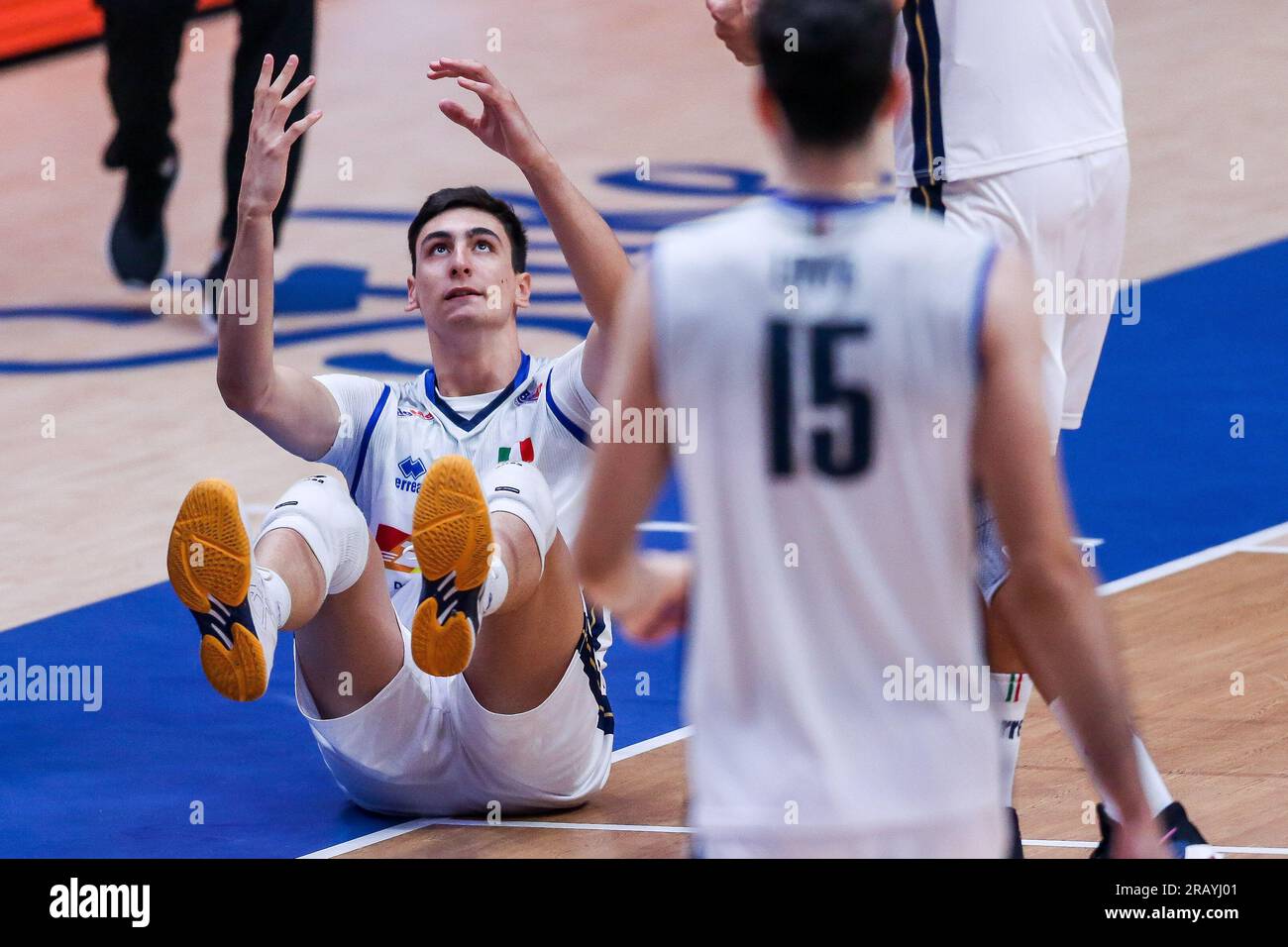 PASAY CITY, 6 juillet 2023 (Xinhua) -- Alessandro Michieletto, d'Italie, réagit lors du match de la poule 6 entre le Canada et l'Italie à la Ligue des nations de volleyball masculin à Pasay City, aux Philippines, le 6 juillet 2023. (Xinhua/Rouelle Umali) Banque D'Images