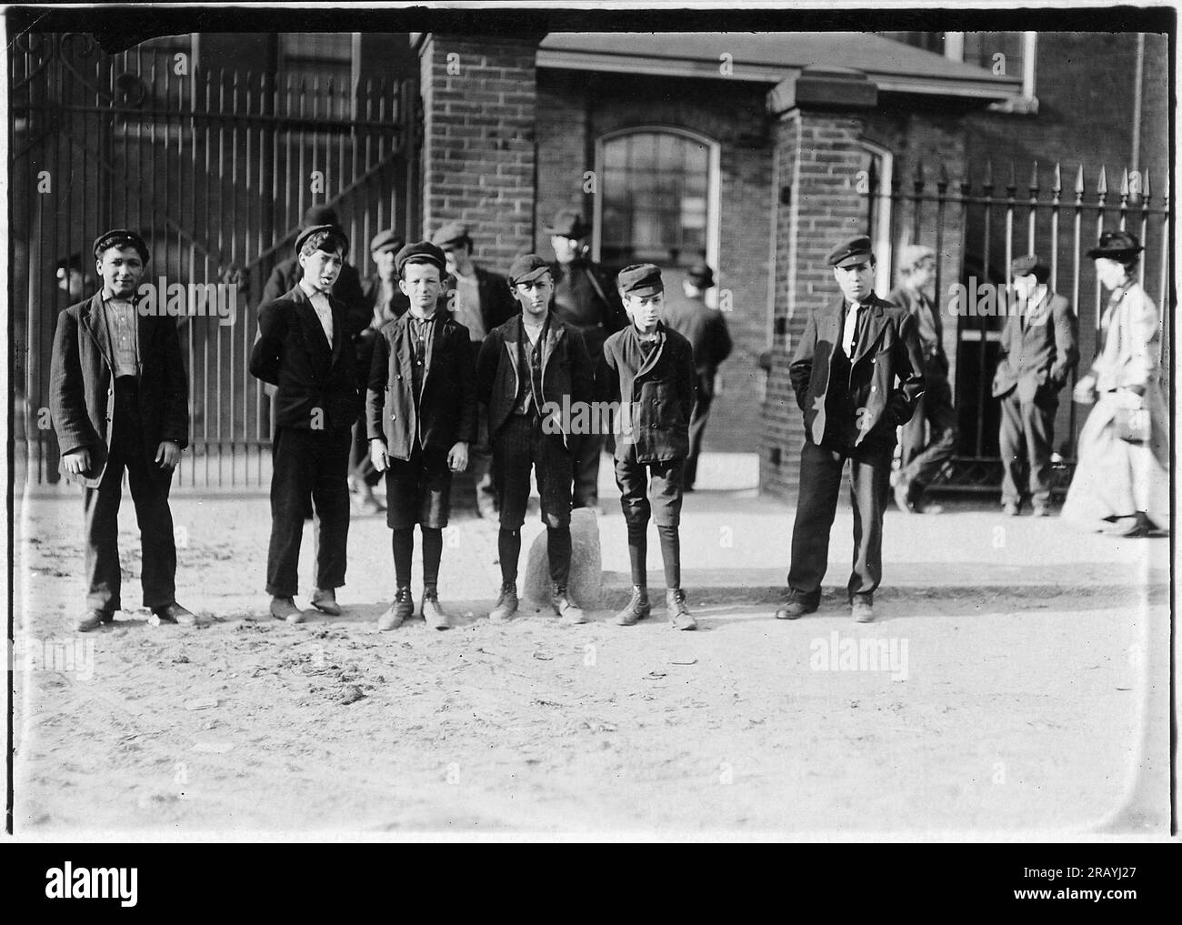 Le plus petit garçon est Joseph Fortin. Sa mère (à la maison) a dit qu'il a 14 ans. Il n'a pas l'air. 6 HEURES Groupe entrant dans Mill N. 6. 1. Cocheco Mfg. Co Dover, N.H. 1909 par Lewis Hine Banque D'Images