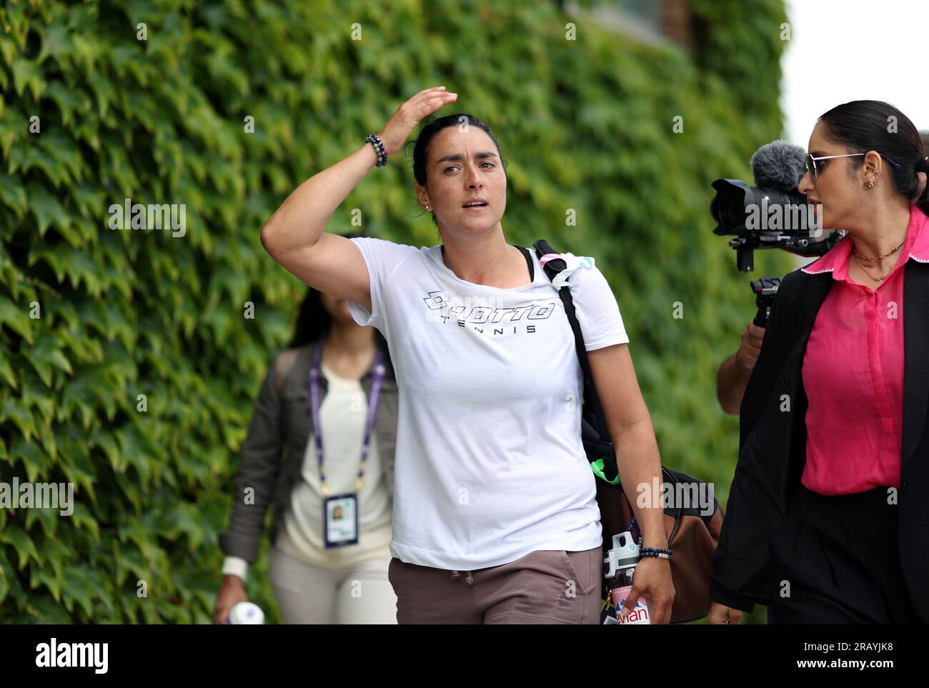 ONS Jabeur quitte les terrains d'entraînement le quatrième jour des championnats de Wimbledon 2023 au All England Lawn tennis and Croquet Club de Wimbledon. Date de la photo : jeudi 6 juillet 2023. Banque D'Images