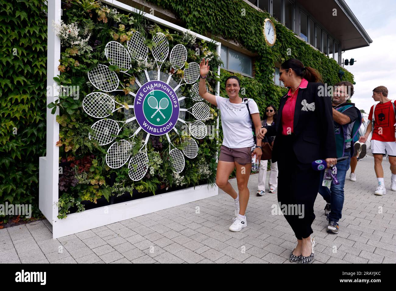 ONS Jabeur quitte les terrains d'entraînement le quatrième jour des championnats de Wimbledon 2023 au All England Lawn tennis and Croquet Club de Wimbledon. Date de la photo : jeudi 6 juillet 2023. Banque D'Images
