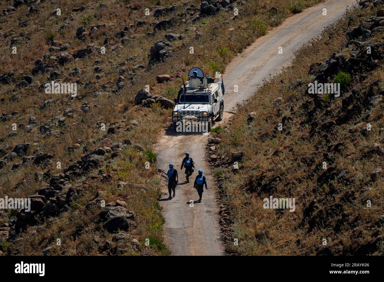 UN peacekeepers (UNIFIL) seen along the Lebanese side of the border with Israel, seen from Israel, Thursday, July 6, 2023. Israeli forces shelled a southern Lebanese border village after several explosions were heard in a disputed area where the borders of Syria, Lebanon and Israel meet. (AP Photo/Ariel Schalit) Banque D'Images