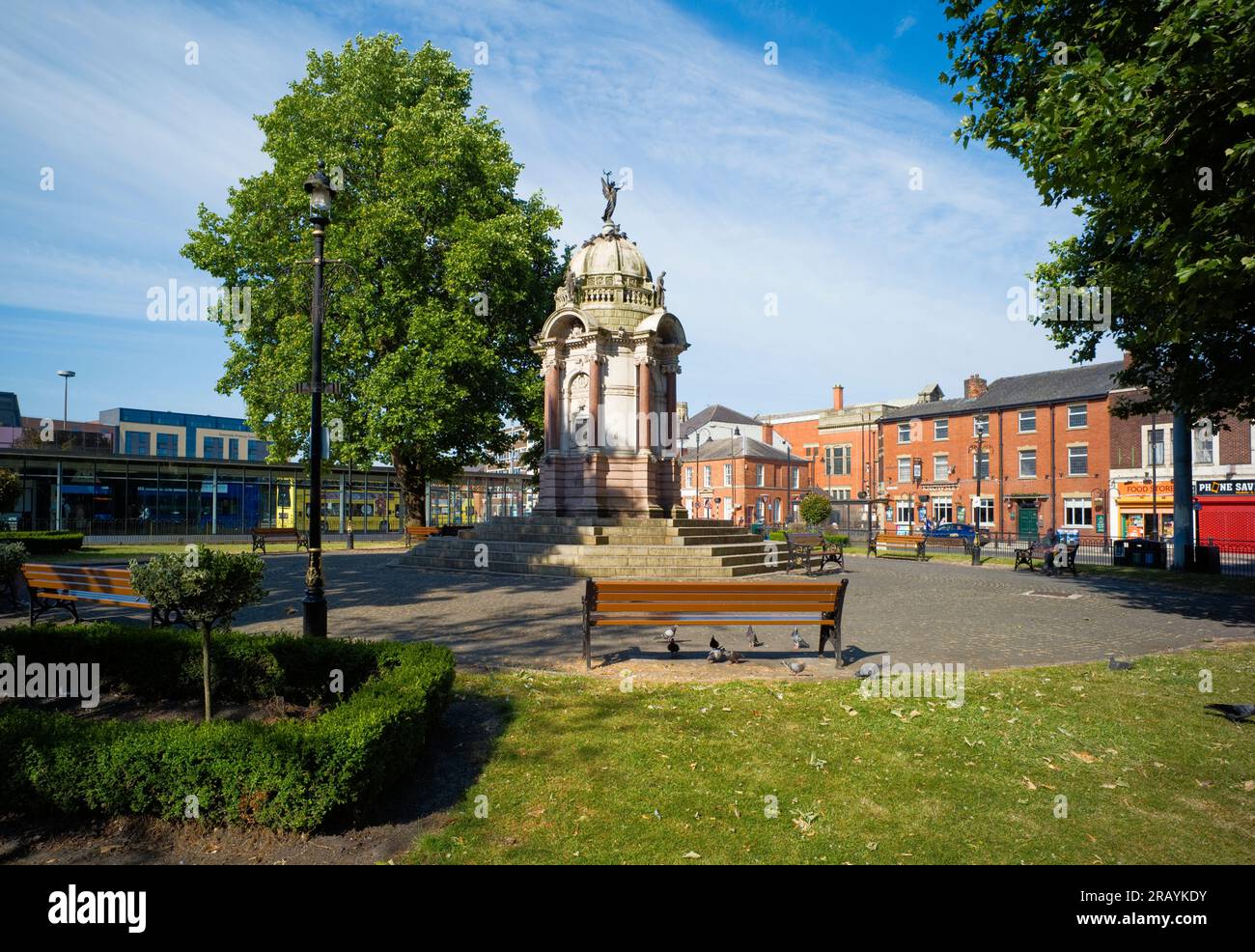 Le monument à John Kay, l'inventeur de la navette volante, à Bury dans les jardins Kay Banque D'Images