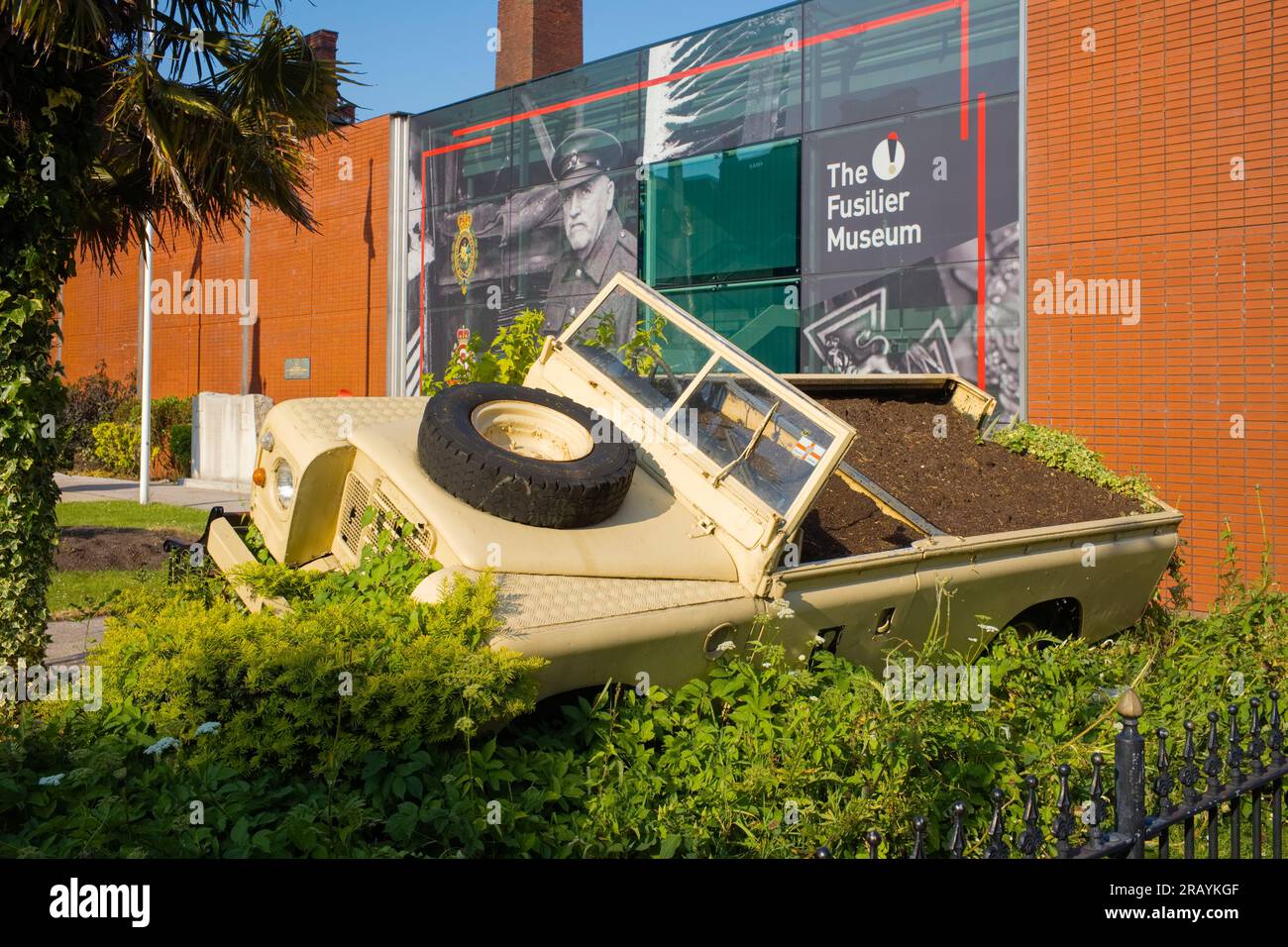 Landrover Defender s'est transformé en parterre de fleurs à l'extérieur du musée Fusilier à Bury Banque D'Images