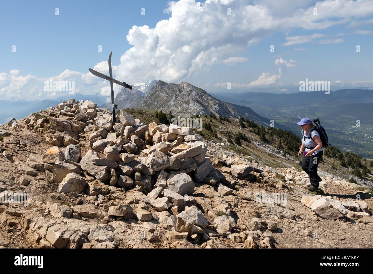 Walker dans ses sourires de 60 ans alors qu’elle atteint le sommet du pic Saint Michel (alt 1,966 m), massif du Vercors, Lans en Vercors, France Banque D'Images