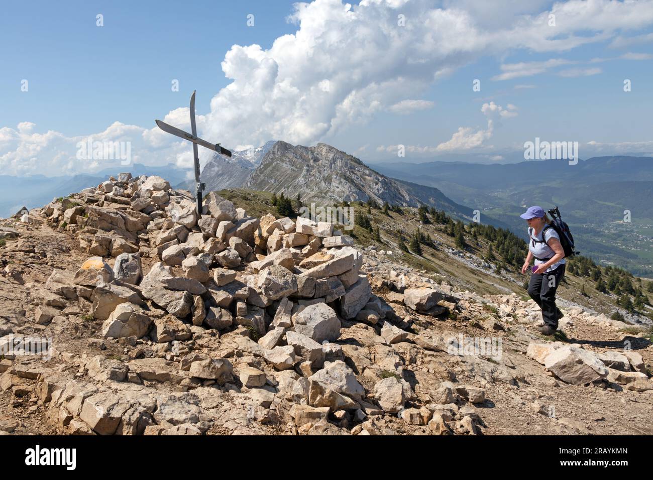 Walker dans ses sourires de 60 ans alors qu’elle atteint le sommet du pic Saint Michel (alt 1,966 m), massif du Vercors, Lans en Vercors, France Banque D'Images
