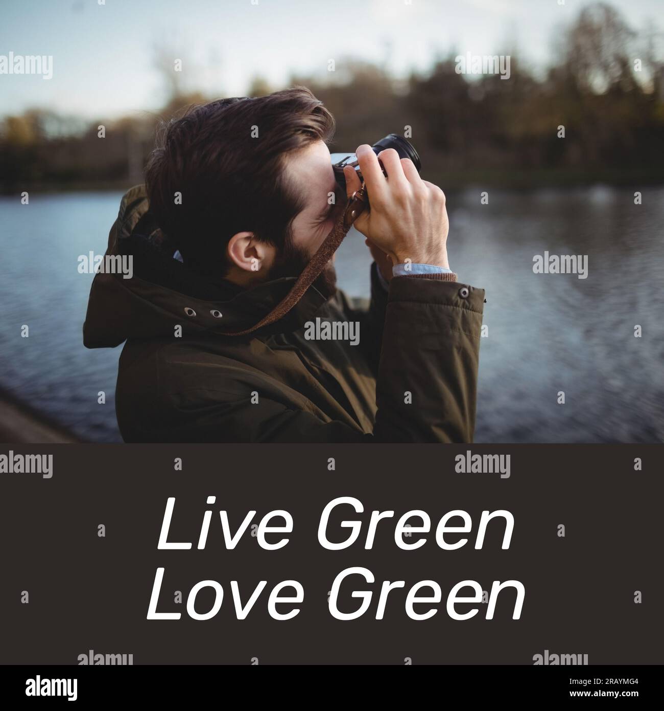 Composition de texte vert d'amour vivant sur l'homme caucasien prenant la photo dans la nature Banque D'Images