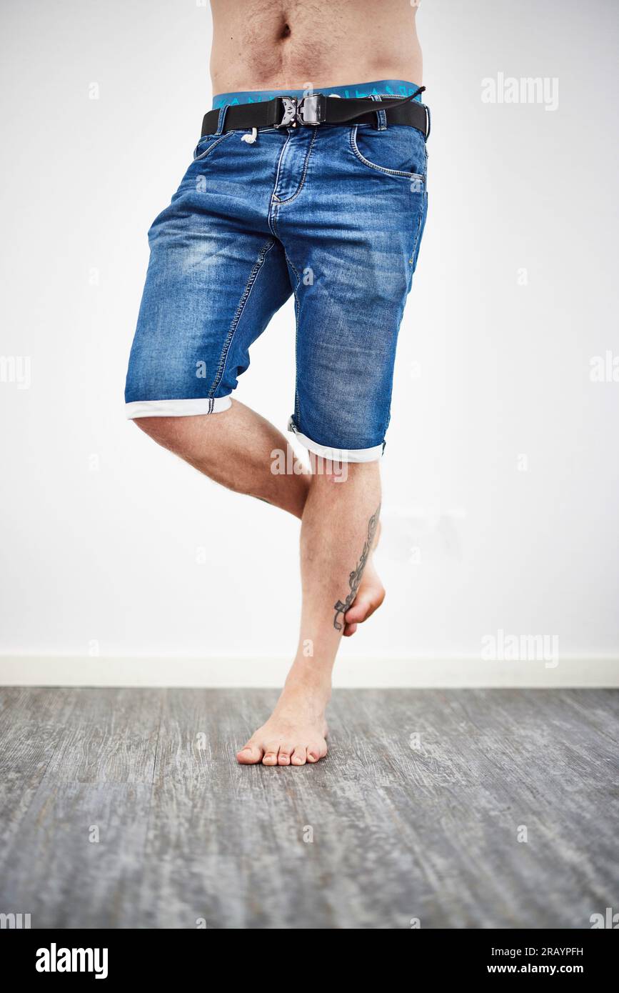 Homme pieds nus avec un Jean court bleu Banque D'Images