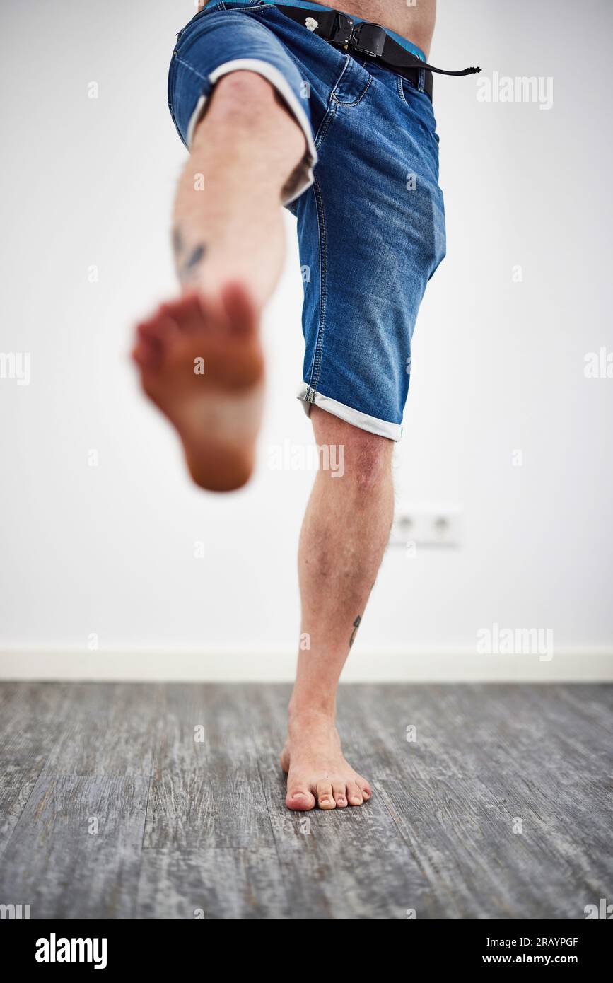 Homme pieds nus avec un Jean court bleu Banque D'Images