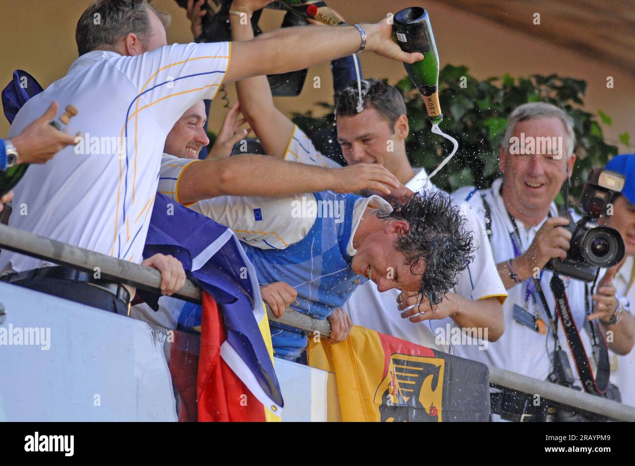 Rory McIlroy de Team Europe célèbre avec du champagne sur le balcon du clubhouse après la victoire de l'Europe à la Ryder Cup 2010 au Celtic Manor Resort le 4 octobre 2010 à Newport, Royaume-Uni. Banque D'Images