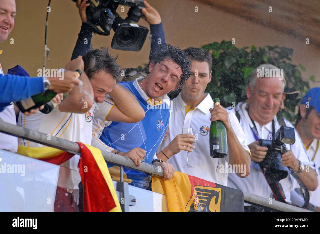 Rory McIlroy de Team Europe célèbre avec du champagne sur le balcon du clubhouse après la victoire de l'Europe à la Ryder Cup 2010 au Celtic Manor Resort le 4 octobre 2010 à Newport, Royaume-Uni. Banque D'Images