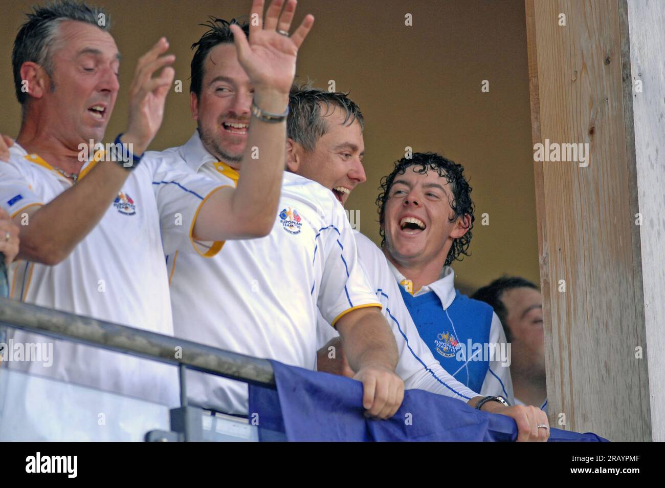 Rory McIlroy de Team Europe célèbre avec du champagne sur le balcon du clubhouse après la victoire de l'Europe à la Ryder Cup 2010 au Celtic Manor Resort le 4 octobre 2010 à Newport, Royaume-Uni. Banque D'Images