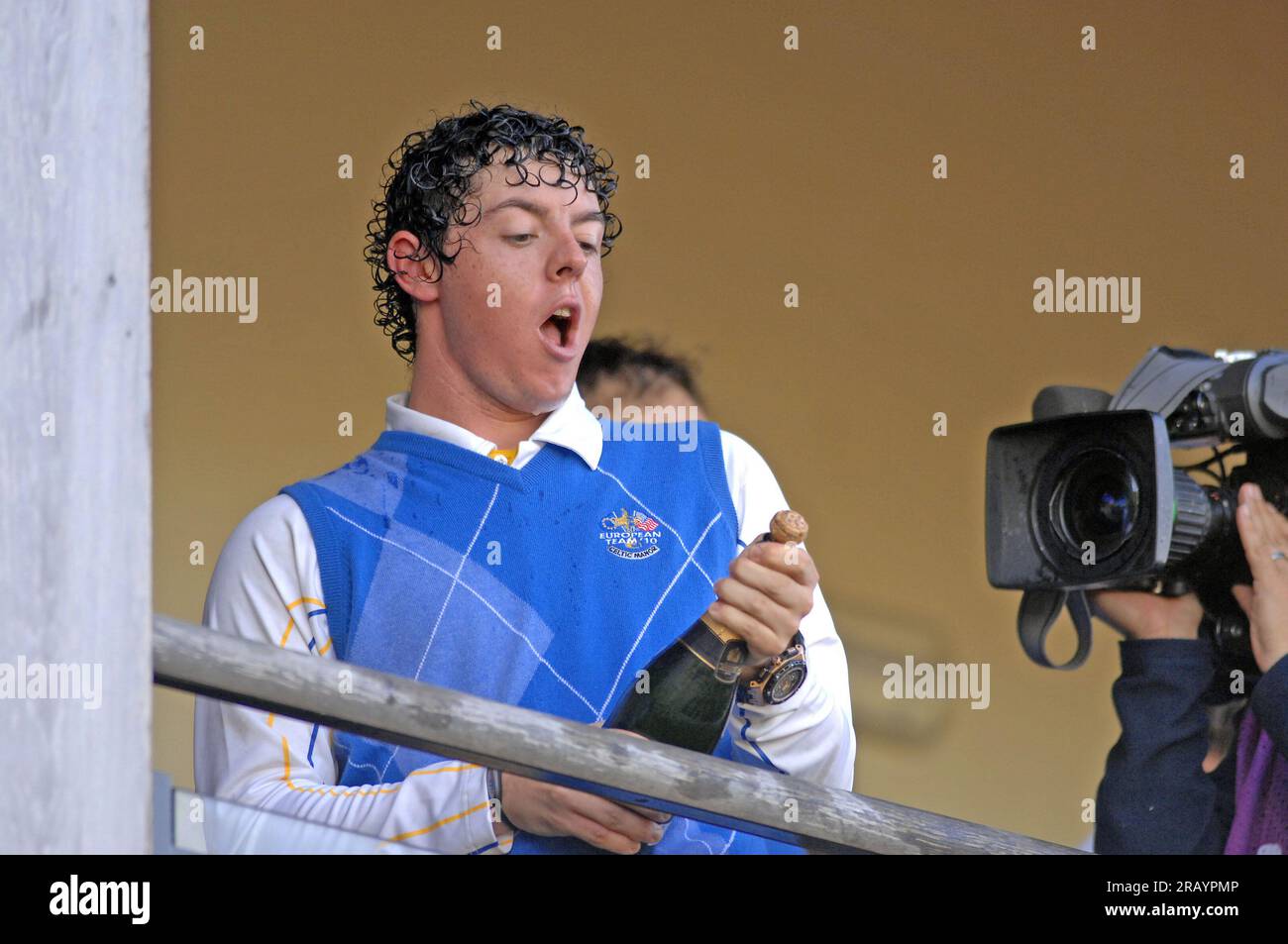 Rory McIlroy de Team Europe célèbre avec du champagne sur le balcon du clubhouse après la victoire de l'Europe à la Ryder Cup 2010 au Celtic Manor Resort le 4 octobre 2010 à Newport, Royaume-Uni. Banque D'Images