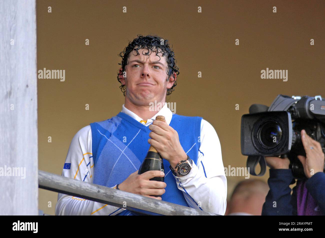 Rory McIlroy de Team Europe célèbre avec du champagne sur le balcon du clubhouse après la victoire de l'Europe à la Ryder Cup 2010 au Celtic Manor Resort le 4 octobre 2010 à Newport, Royaume-Uni. Banque D'Images