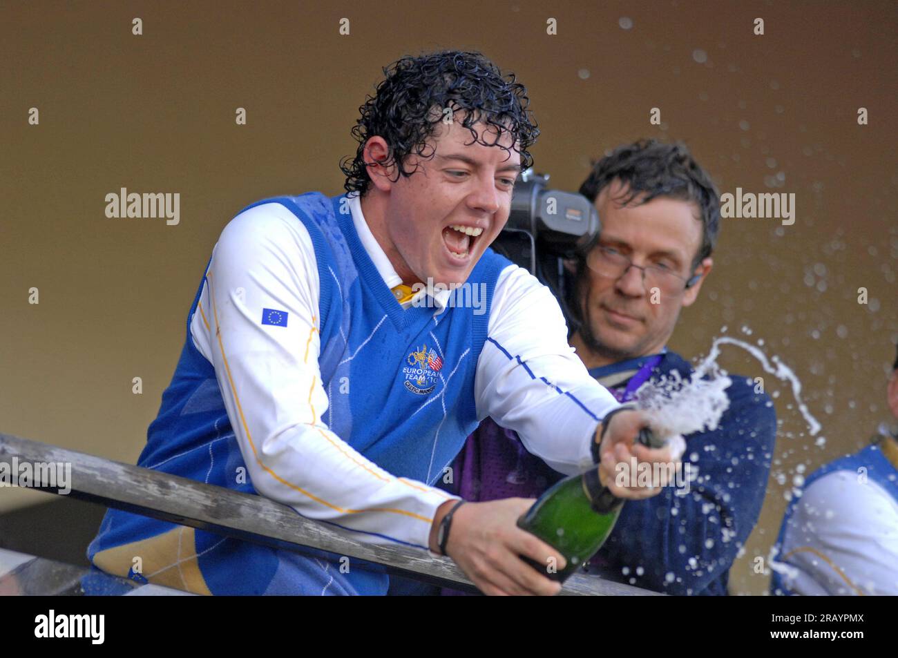 Rory McIlroy de Team Europe célèbre avec du champagne sur le balcon du clubhouse après la victoire de l'Europe à la Ryder Cup 2010 au Celtic Manor Resort le 4 octobre 2010 à Newport, Royaume-Uni. Banque D'Images