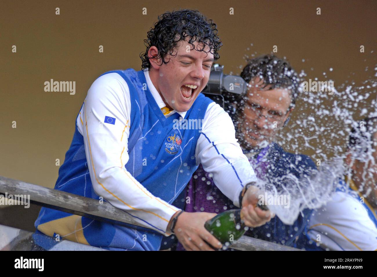 Rory McIlroy de Team Europe célèbre avec du champagne sur le balcon du clubhouse après la victoire de l'Europe à la Ryder Cup 2010 au Celtic Manor Resort le 4 octobre 2010 à Newport, Royaume-Uni. Banque D'Images