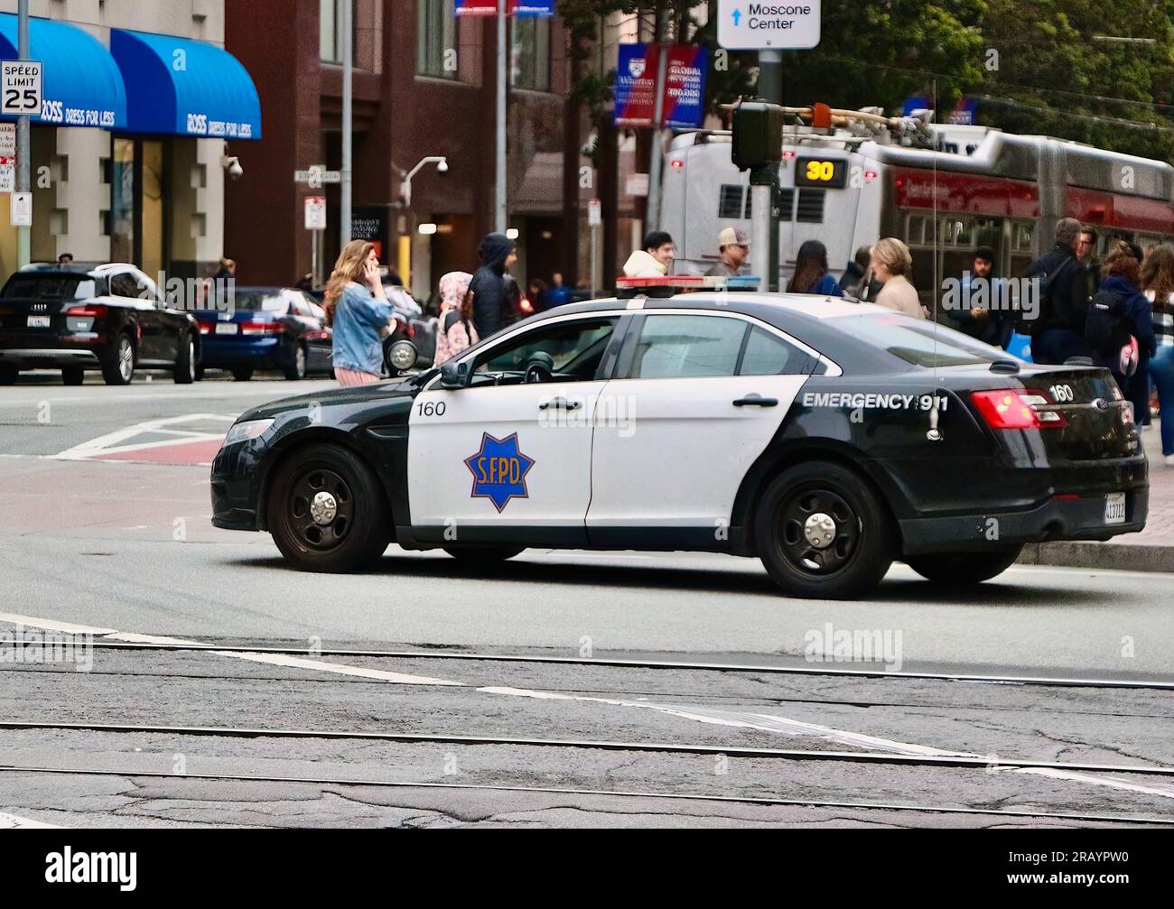 SFPD Ford Crown Victoria police Interceptor voiture dans le centre-ville de San Francisco Californie USA Banque D'Images