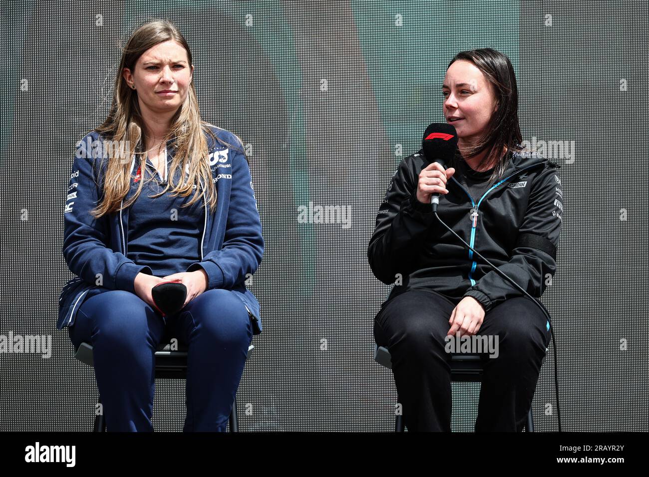 Silverstone, Royaume-Uni. 06 juillet 2023. Femmes en sport automobile sur la scène Fanzone (de G à D) : Carine Cridelich, Ingénieur Stratégie course AlphaTauri ; Ellie Williams (GBR) Coordinatrice de la sous-Assemblée de l'équipe Alpine F1 Team. 06.07.2023. Formula 1 World Championship, Rd 11, British Grand Prix, Silverstone, Angleterre, Journée de préparation. Le crédit photo doit se lire : XPB/Press Association Images. Crédit : XPB Images Ltd/Alamy Live News Banque D'Images