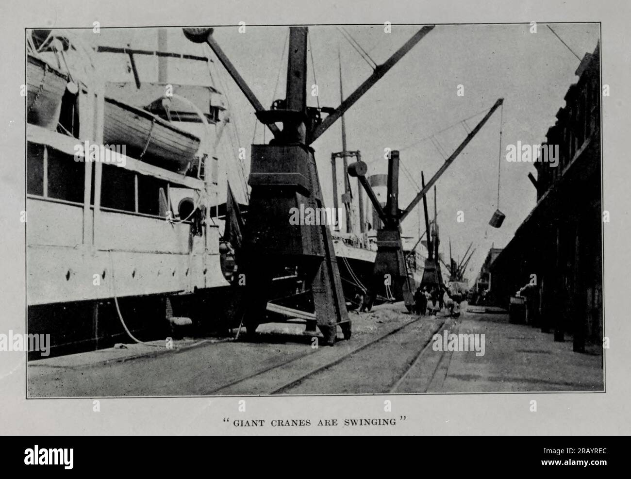 Les grues géantes se balancent du livre Argentine et son peuple d'aujourd'hui : un compte rendu des coutumes, des caractéristiques, des amusements, de l'histoire et de l'avancement des Argentins, et le développement et les ressources de leur pays par Winter, Nevin O. (Nevin Otto), 1869-1936 publié à Boston par L.C. Page dans 1911 Banque D'Images