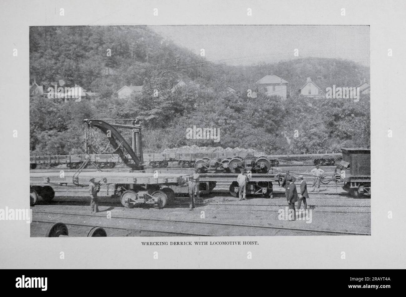 Grue Derrick en panne avec palan de locomotive de l'article ACCIDENT DE CHEMIN DE FER ET SERVICE D'URGENCE. Par W. L. DERR. Extrait du magazine Engineering CONSACRÉ AU PROGRÈS INDUSTRIEL Volume X octobre 1896 NEW YORK The Engineering Magazine Co Banque D'Images