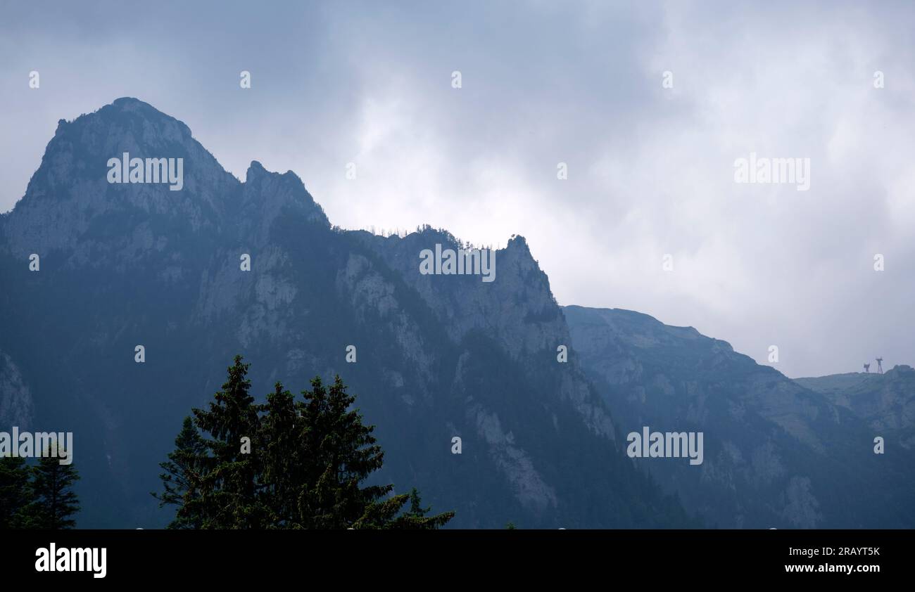 Montagnes de Busegi sur la vallée de Prahova, Roumanie Banque D'Images