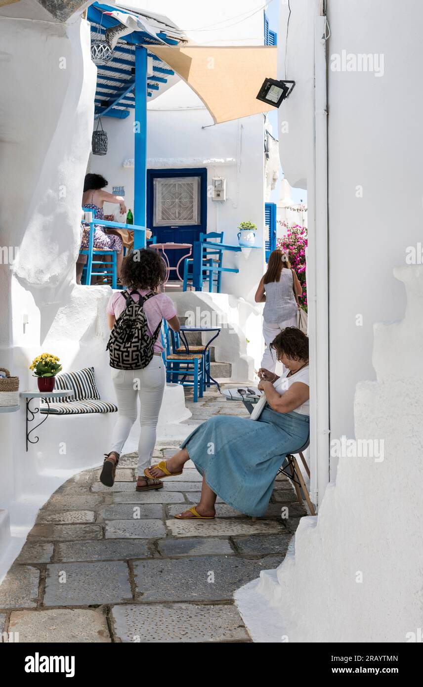Touristes et locaux dans Kardiani Village, Tinos. Banque D'Images