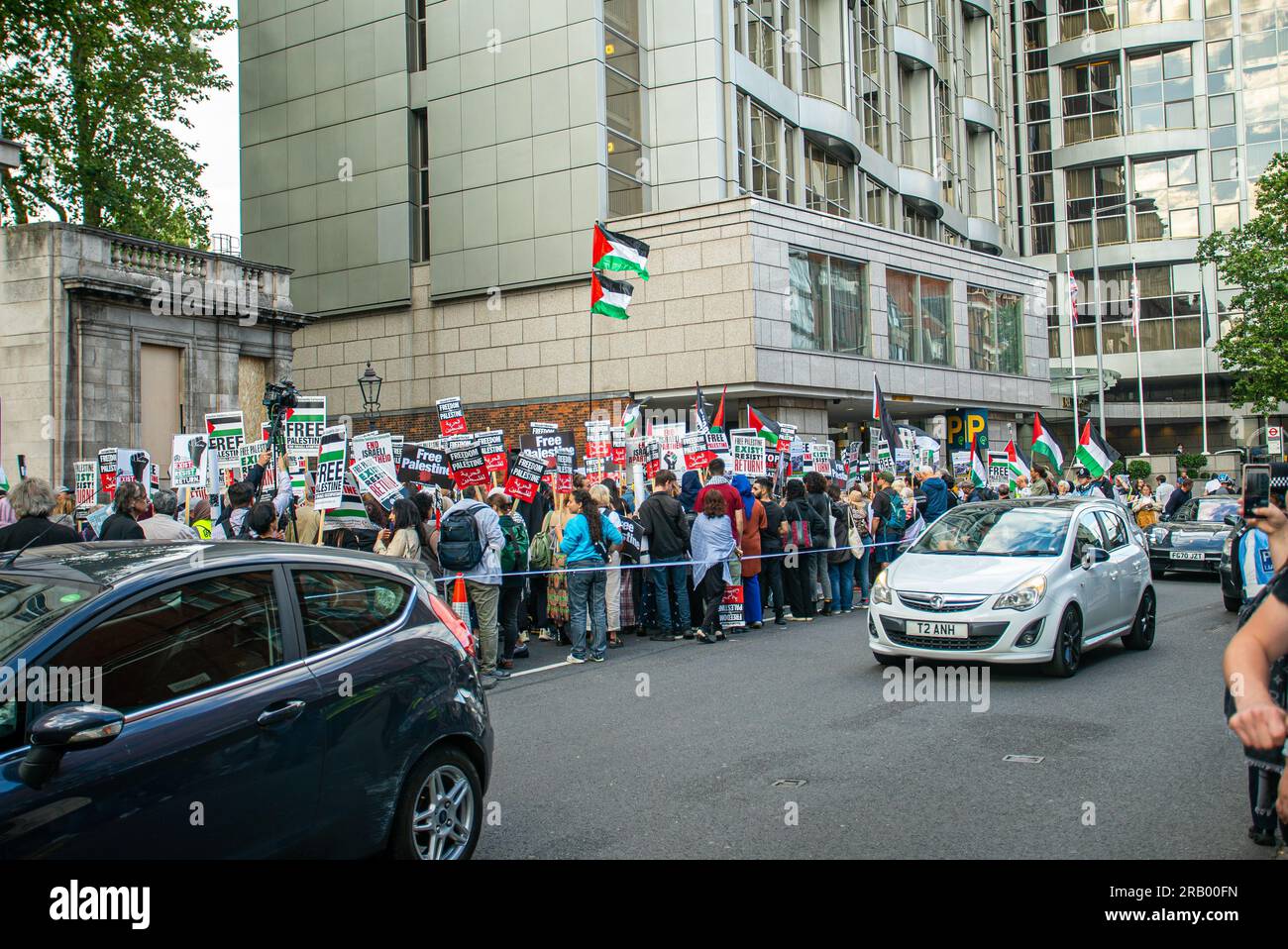 Londres, Royaume-Uni - 7 juillet 2023 : manifestation devant l'ambassade israélienne après l'opération de Tsahal dans la ville de Djénine en Cisjordanie. Banque D'Images