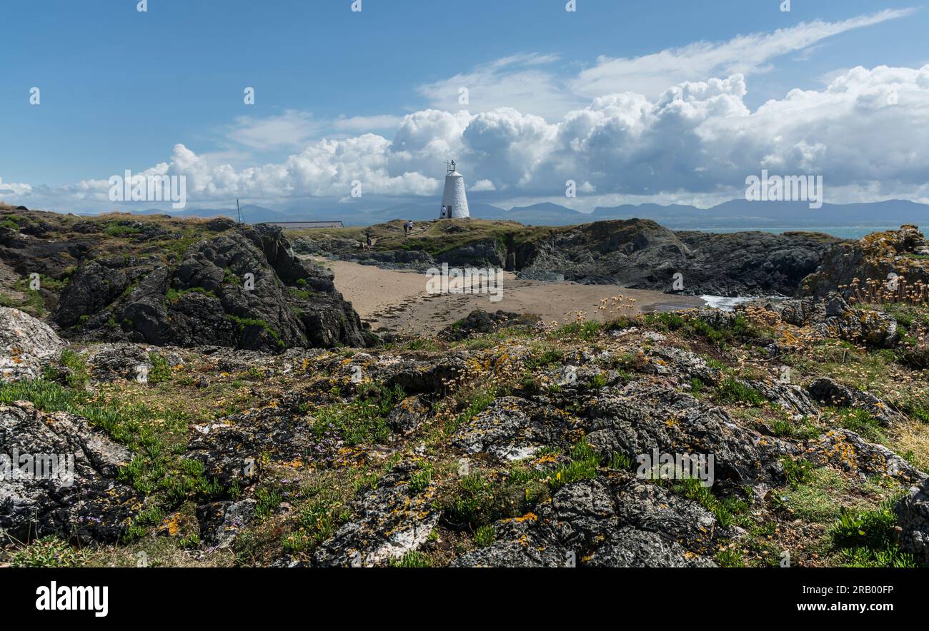 Vue du phare de TWR Bach sur l'île de Llanddwyn, Anglesey, pays de Galles du Nord, Royaume-Uni. Prise le 4 juillet 2023. Banque D'Images