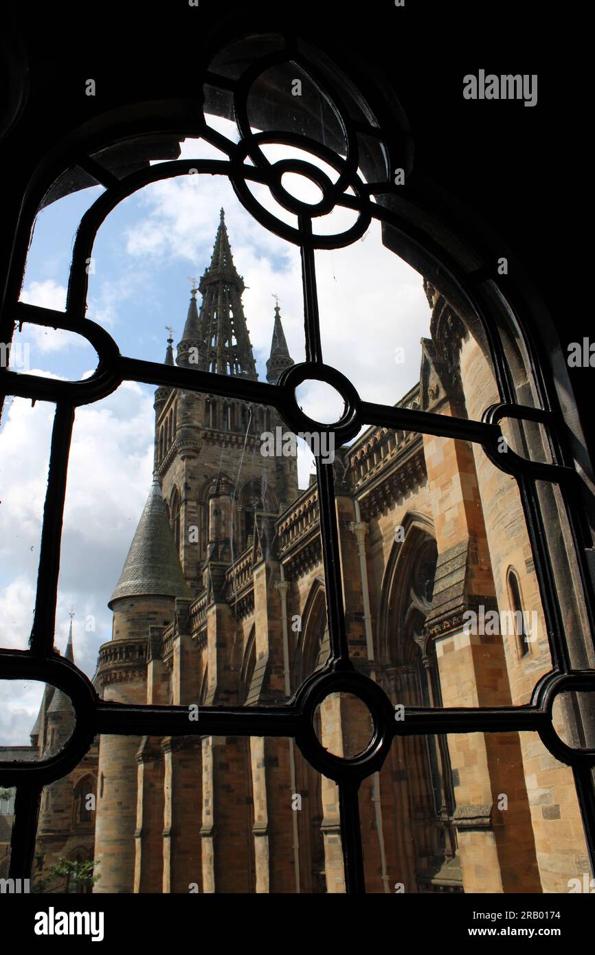 Vue des bâtiments de l'université de Glasgow prise de l'intérieur à travers la fenêtre voûtée Banque D'Images