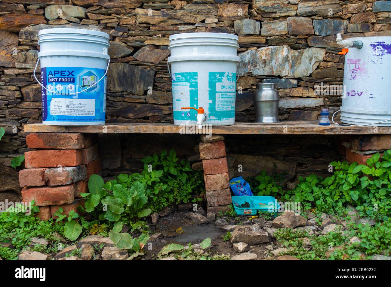 28 juin 2023, Nagthat, Uttarakhand, Inde. Un seau et un robinet de bricolage installés dans l'arrière-cour pour laver les vêtements et la vaisselle. Uttarakhand Inde. Banque D'Images