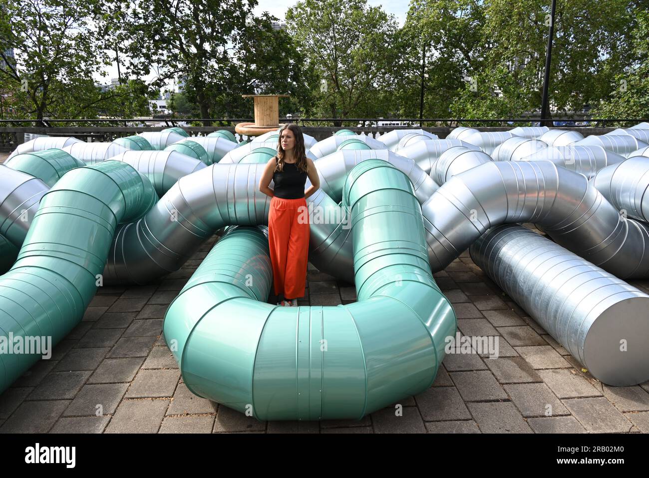 Conçue pour le jardin de l’artiste, cette œuvre spécifique au site occupe la vaste terrasse sur le toit de la station de métro Temple. Le projet poursuit le dévouement de theCoLAB à commander des installations contemporaines novatrices par des femmes artistes dans ce site unique d’un demi-acre. Le jardin de l’artiste est réalisé en partenariat étroit avec le conseil municipal de Westminster depuis 2021. Le slackwater émergera comme un immense enchevêtrement sculptural qui tisse l’histoire aqueuse de son emplacement au bord de la rivière, avec des références aux rythmes abstraits de la Tamise et aux mouvements liquides. Banque D'Images