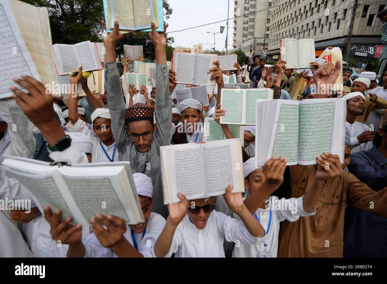 Children hold copies of Islam's holy book Quran during a demonstration in Karachi, Pakistan, Thursday, July 6, 2023, organized by an religious group against the desecration of Islam's holy book Quran that took place in Sweden. (AP Photo/Fareed Khan) Banque D'Images