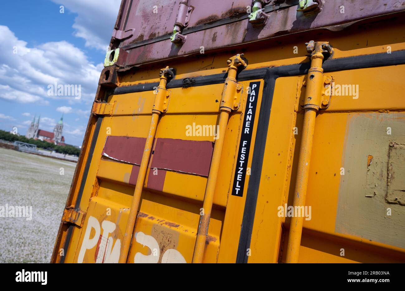 Munich, Allemagne. 06 juillet 2023. Des conteneurs avec des composants d'une tente à bière peuvent être vus sur le Theresienwiese, le terrain de l'Oktoberfest. La 188e Wiesn aura lieu cette année du 16.09.- 03.10.2023. Crédit : Sven Hoppe/dpa/Alamy Live News Banque D'Images