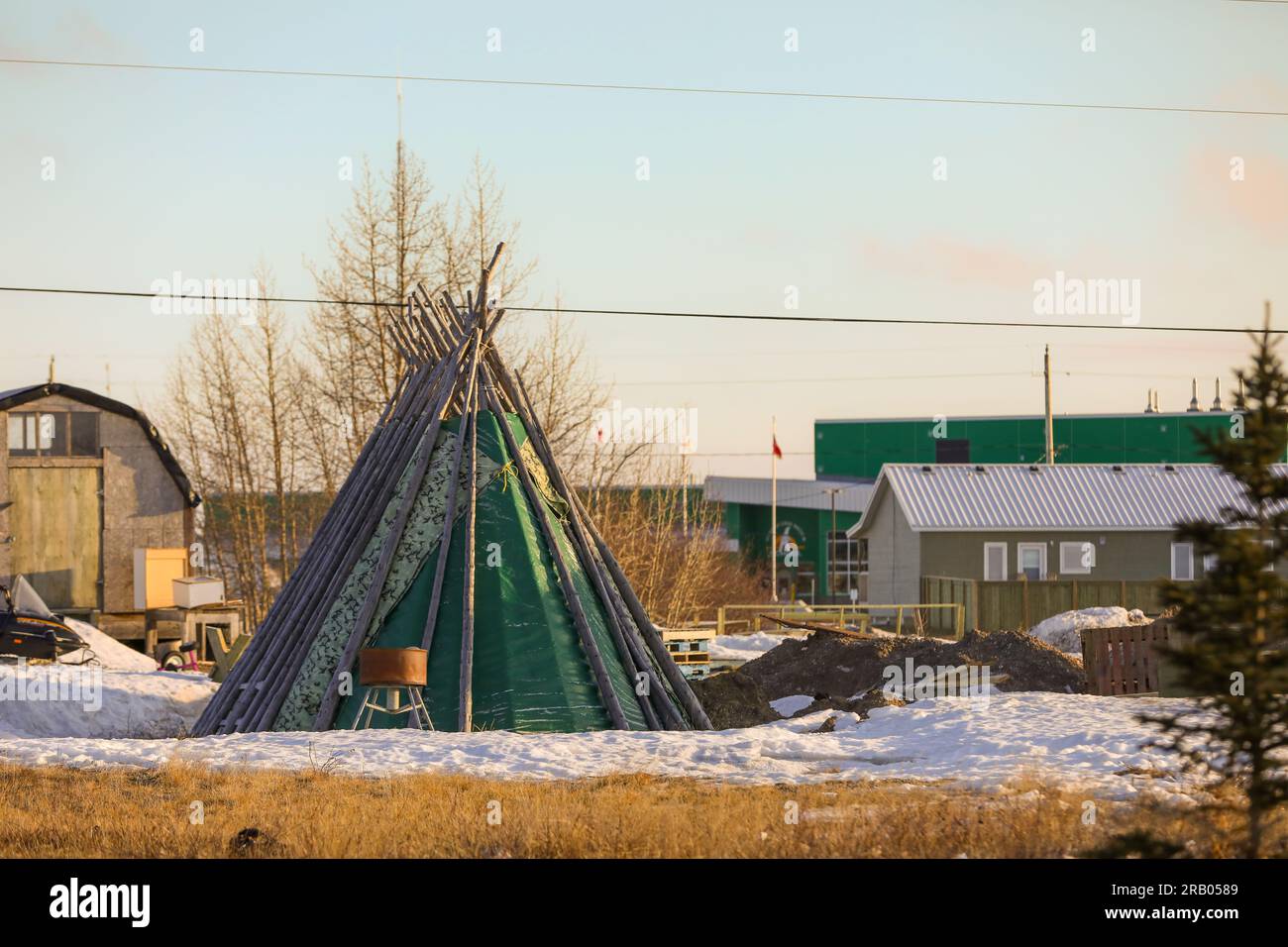 Un tipi dans la ville autochtone de fort Severn sur la baie d’Hudson, la communauté la plus septentrionale de l’Ontario, au Canada Banque D'Images