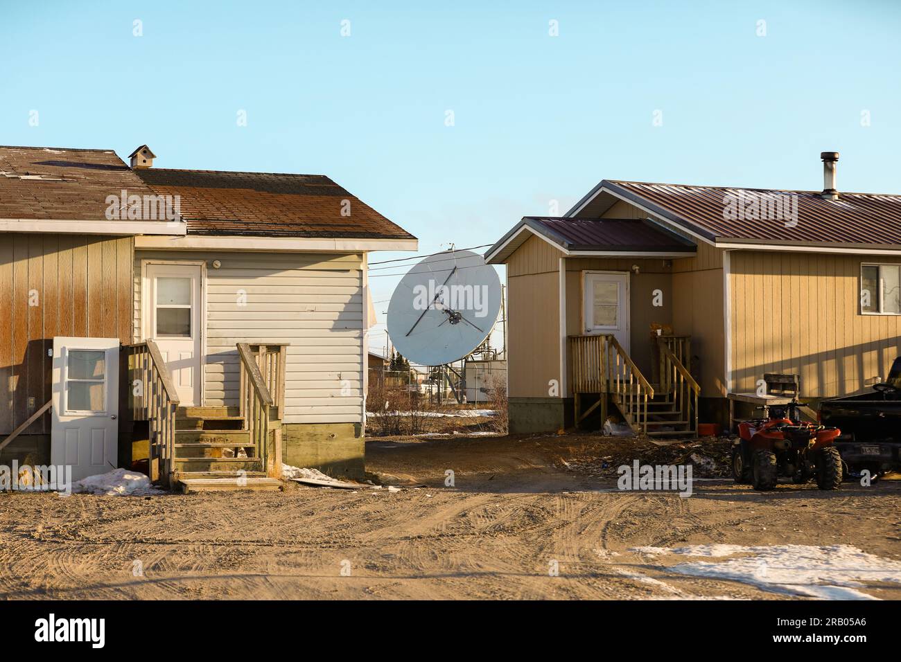 Une antenne parabolique constitue un point de contact rare avec le monde extérieur pour les habitants de la ville autochtone de fort Severn, dans la baie d’Hudson Banque D'Images