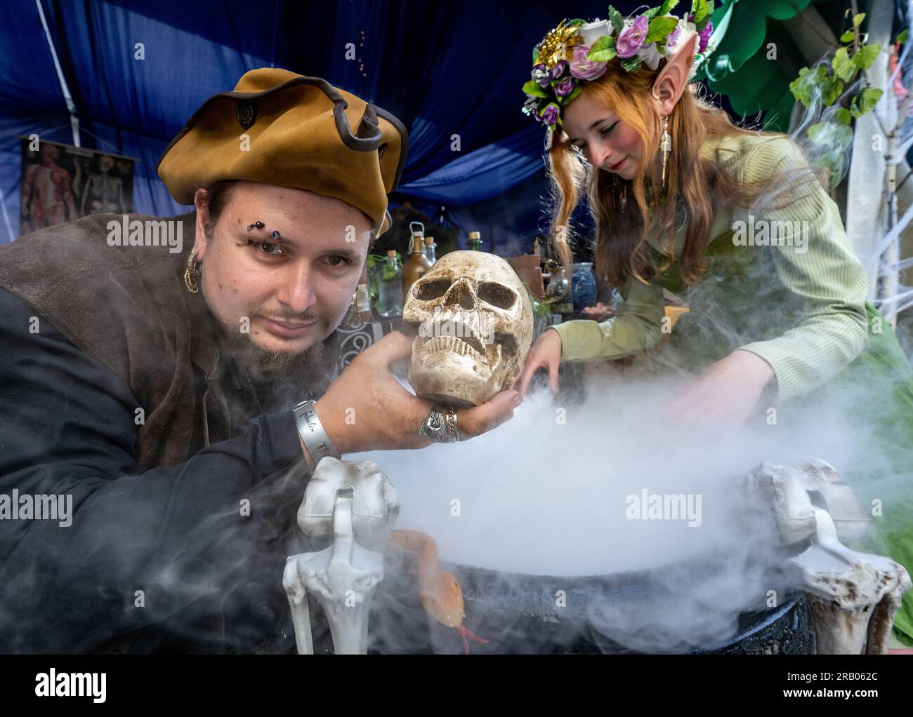 Annaberg Buchholz, Allemagne. 06 juillet 2023. Dans leurs costumes imaginatifs André Schellin et Lucy Stadelmeyer se présentent dans la 'Dark Alley' au festival de conte de fées 'fabulix' à Annaberg-Buchholz. Jusqu'au dimanche (09.07.) le festival propose de la musique, des représentations théâtrales, des ateliers et des projections de films. En outre, 31 films seront projetés sous la devise «des forces du bien et du mal» - classiques et nouvelles adaptations, courts et muets ainsi que des films d'animation. Crédit : Hendrik Schmidt/dpa/Alamy Live News Banque D'Images