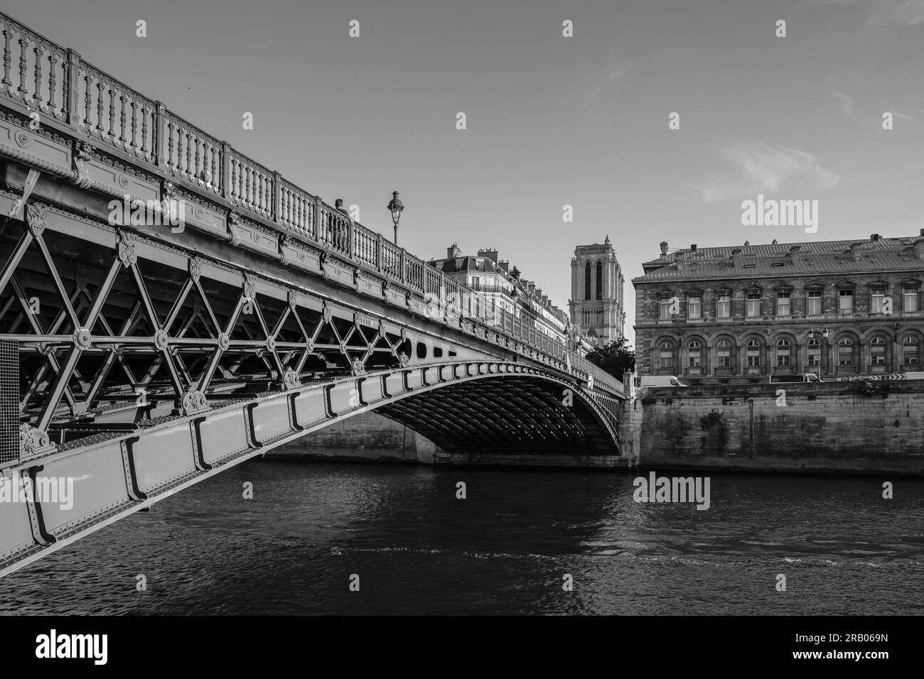 Paris, France - 25 juin 2023 : vue sur un magnifique pont, la Seine et la célèbre cathédrale notre Dame de Paris en noir et blanc Banque D'Images