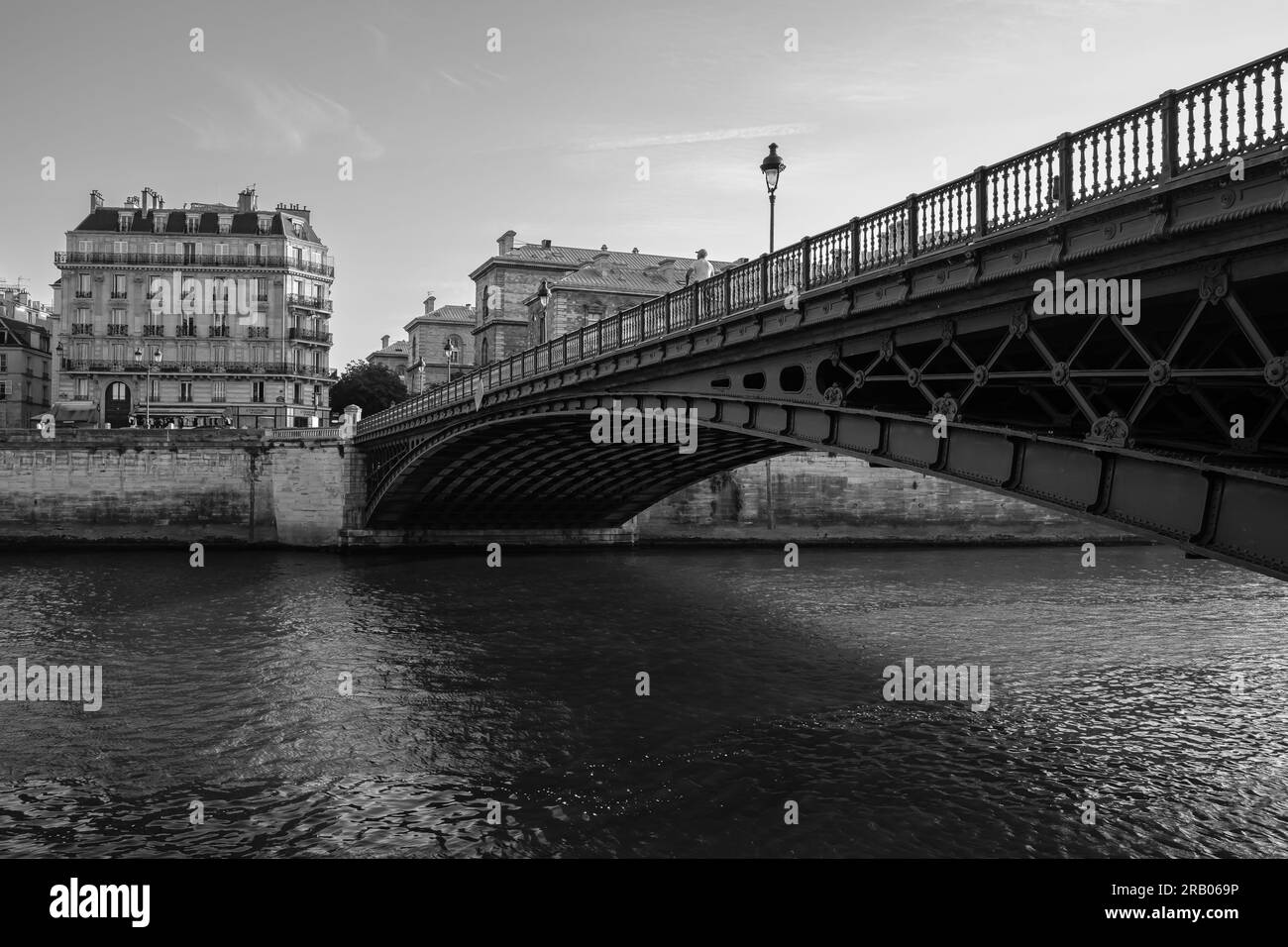 Paris, France - 25 juin 2023 : magnifique vue sur l'architecture parisienne et la Seine à Paris France en noir et blanc Banque D'Images