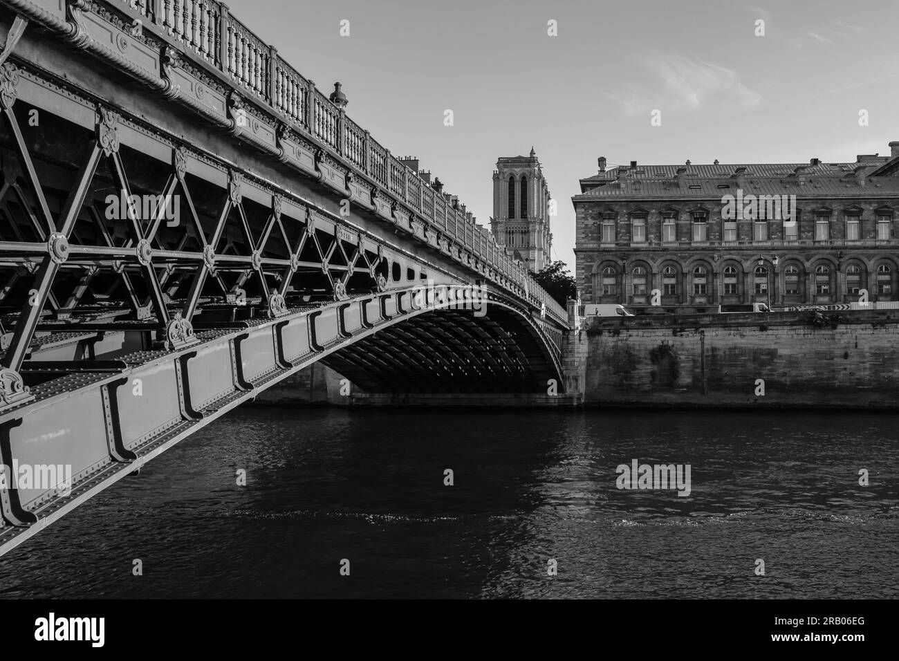 Paris, France - 25 juin 2023 : vue sur un magnifique pont, la Seine et la célèbre cathédrale notre Dame de Paris en noir et blanc Banque D'Images