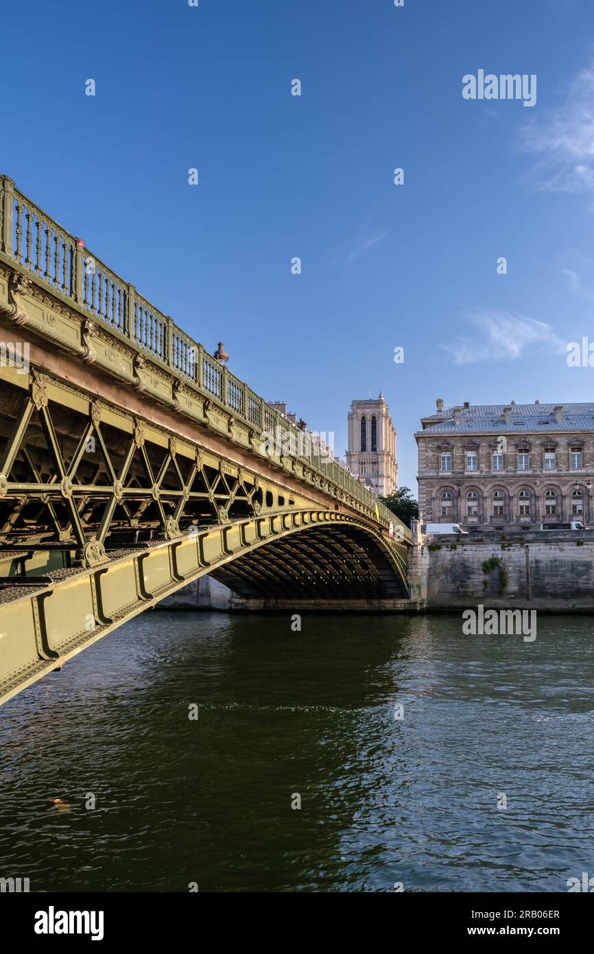 Paris, France - 25 juin 2023 : vue sur un magnifique pont, la Seine et la célèbre cathédrale notre Dame de Paris France Banque D'Images