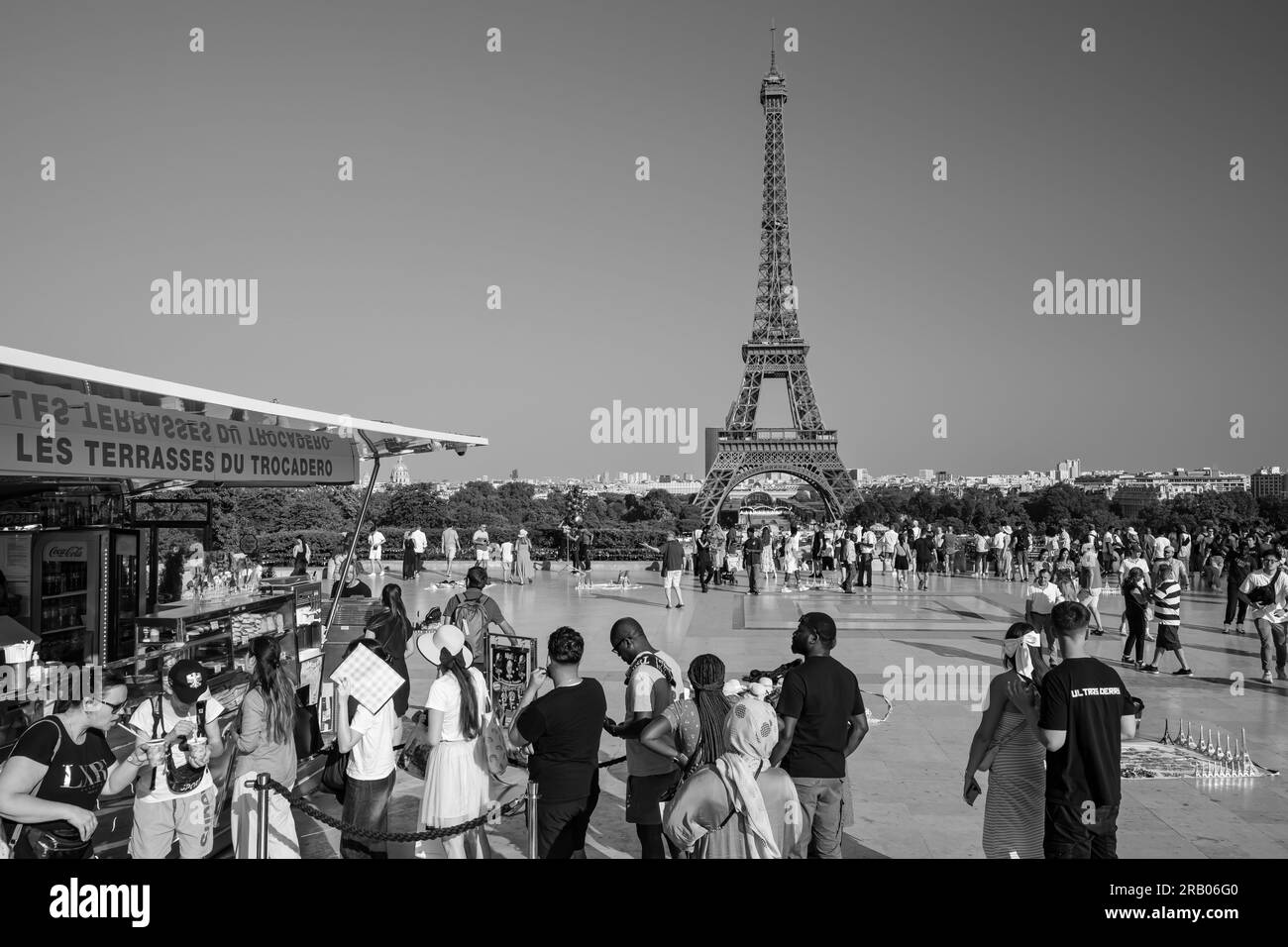 Paris, France - 25 juin 2023 : vue panoramique des touristes achetant des rafraîchissements et profitant de la belle vue sur la Tour Eiffel de Paris France Banque D'Images