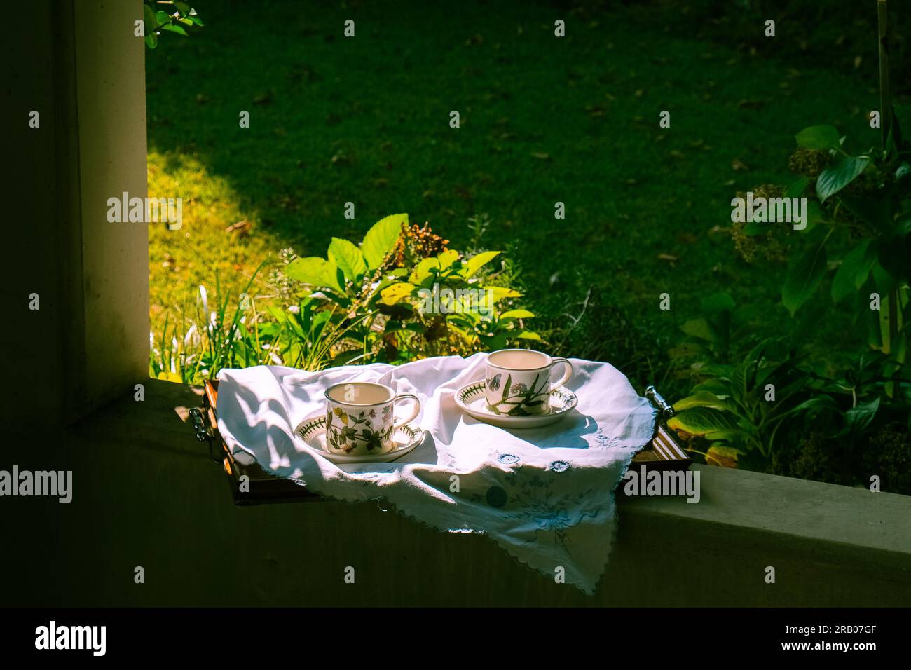 Deux tasses à café sur un plateau. Jardin extérieur. Matin ensoleillé Banque D'Images