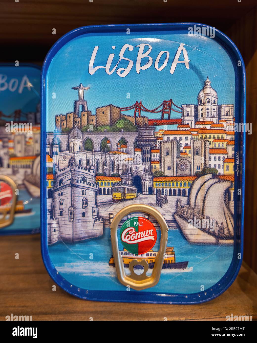 Poisson en conserve par Comur 1942 à vendre à Lisbonne, Portugal. Souvenir de Lisbonne, cabillaud Bacalhau cuit à l'huile d'olive avec de l'ail. conservas décoratifs, boîtes de poisson. Banque D'Images