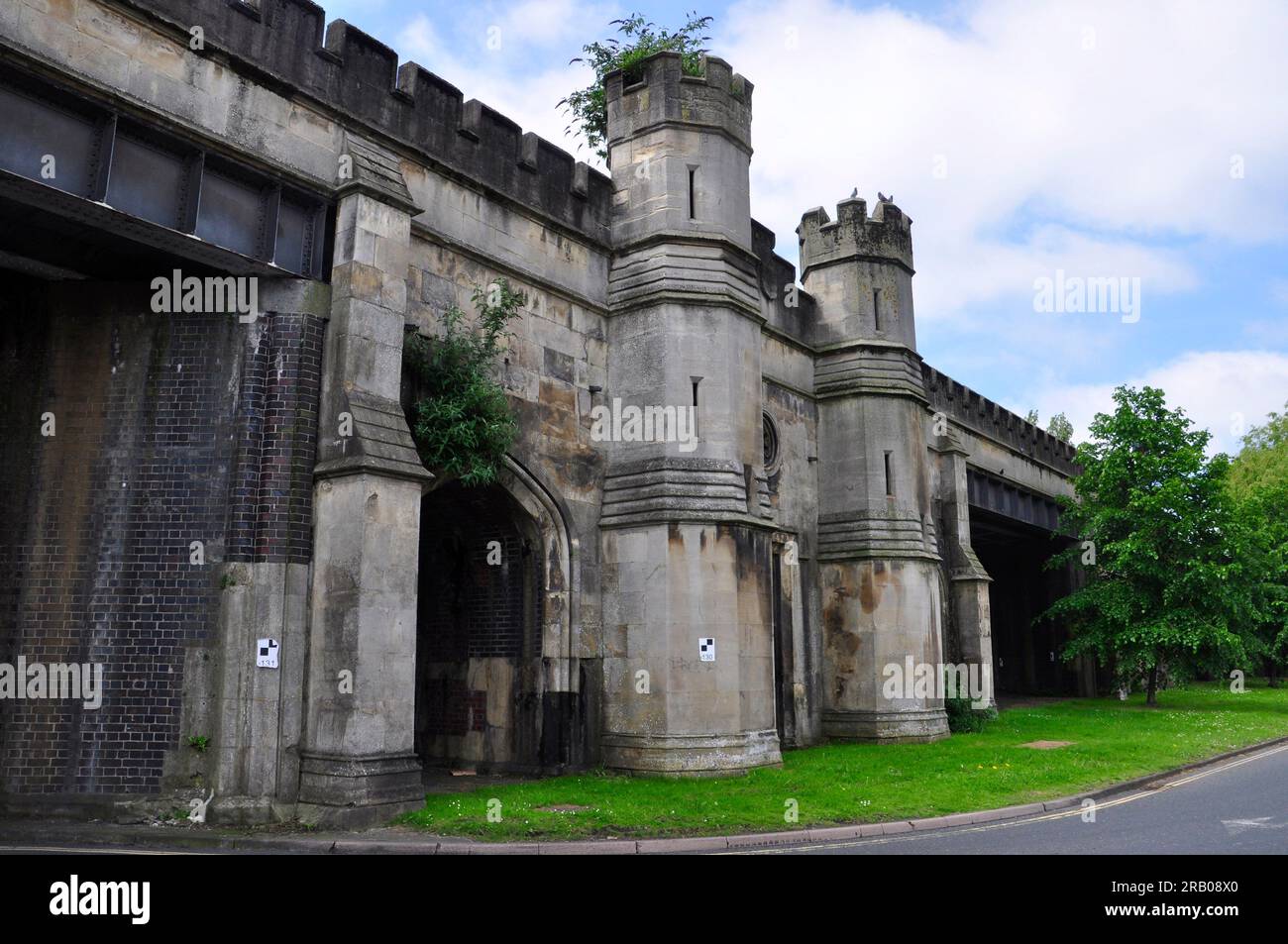 Le pont ferroviaire victorien conçu par Isambard Kingdom Brunel juste à l'extérieur de la station Bath Spa, Somerset, Angleterre Royaume-Uni Banque D'Images