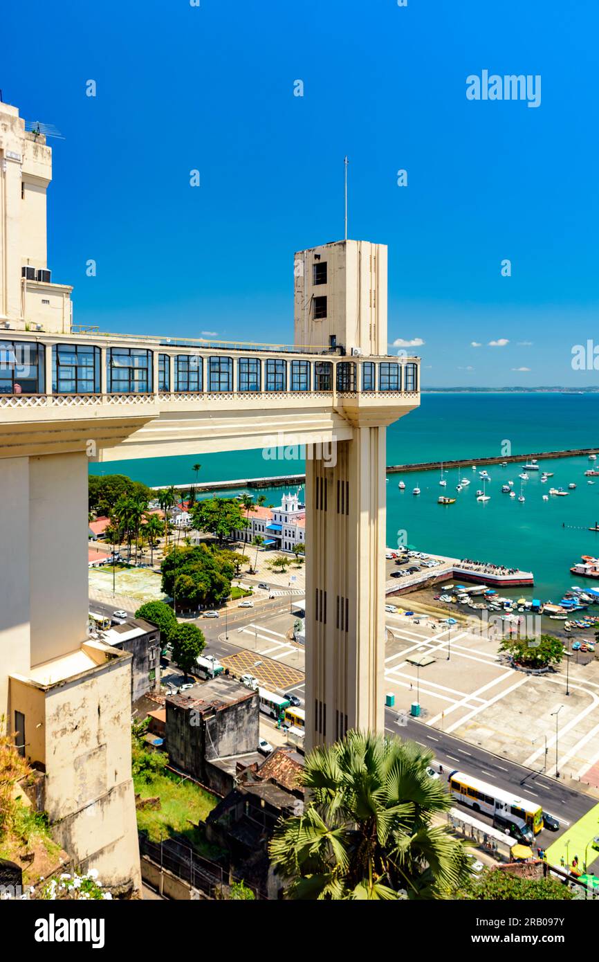 Ascenseur Lacerda avec le port et la baie de Todos os Santos en arrière-plan dans la ville de Salvador à Bahia Banque D'Images