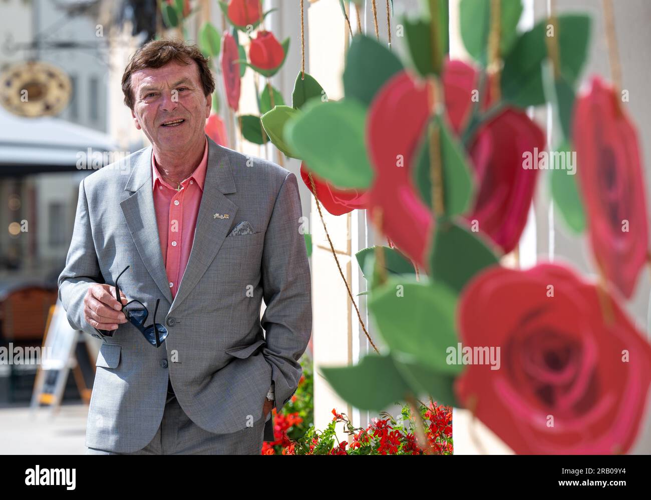 Annaberg Buchholz, Allemagne. 06 juillet 2023. L'acteur tchèque Pavel Travnicek est invité au festival de contes de fées 'fabulix' à Annaberg-Buchholz. Travnicek est devenu connu d'un large public en Allemagne comme Prince charmant aux côtés de Libuse Safrankova dans «trois noisettes pour Cendrillon». Jusqu'au dimanche (09.07.) le festival propose de la musique, des représentations théâtrales, des ateliers et des projections de films. En outre, 31 films seront projetés sous la devise «des forces du bien et du mal» - classiques et nouvelles adaptations, courts et muets ainsi que des films d'animation. Crédit : Hendrik Schmidt/dpa/Alamy Live News Banque D'Images