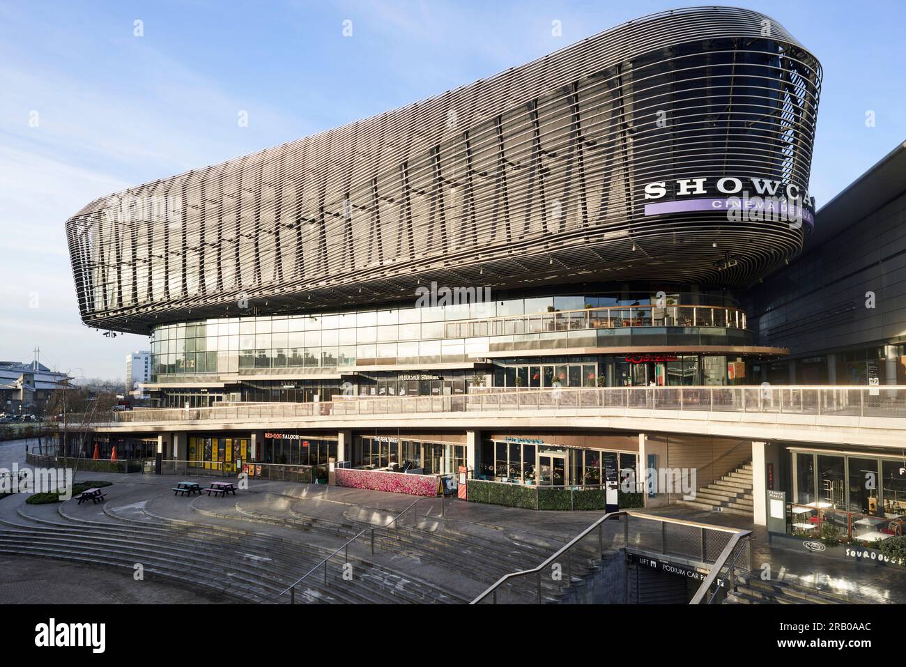 Élévation oblique du bâtiment avec marches et entrée de cinéma. Watermark WestQuay Showcase Cinema, Southampton, Royaume-Uni. Architecte : ACME, 2017. Banque D'Images